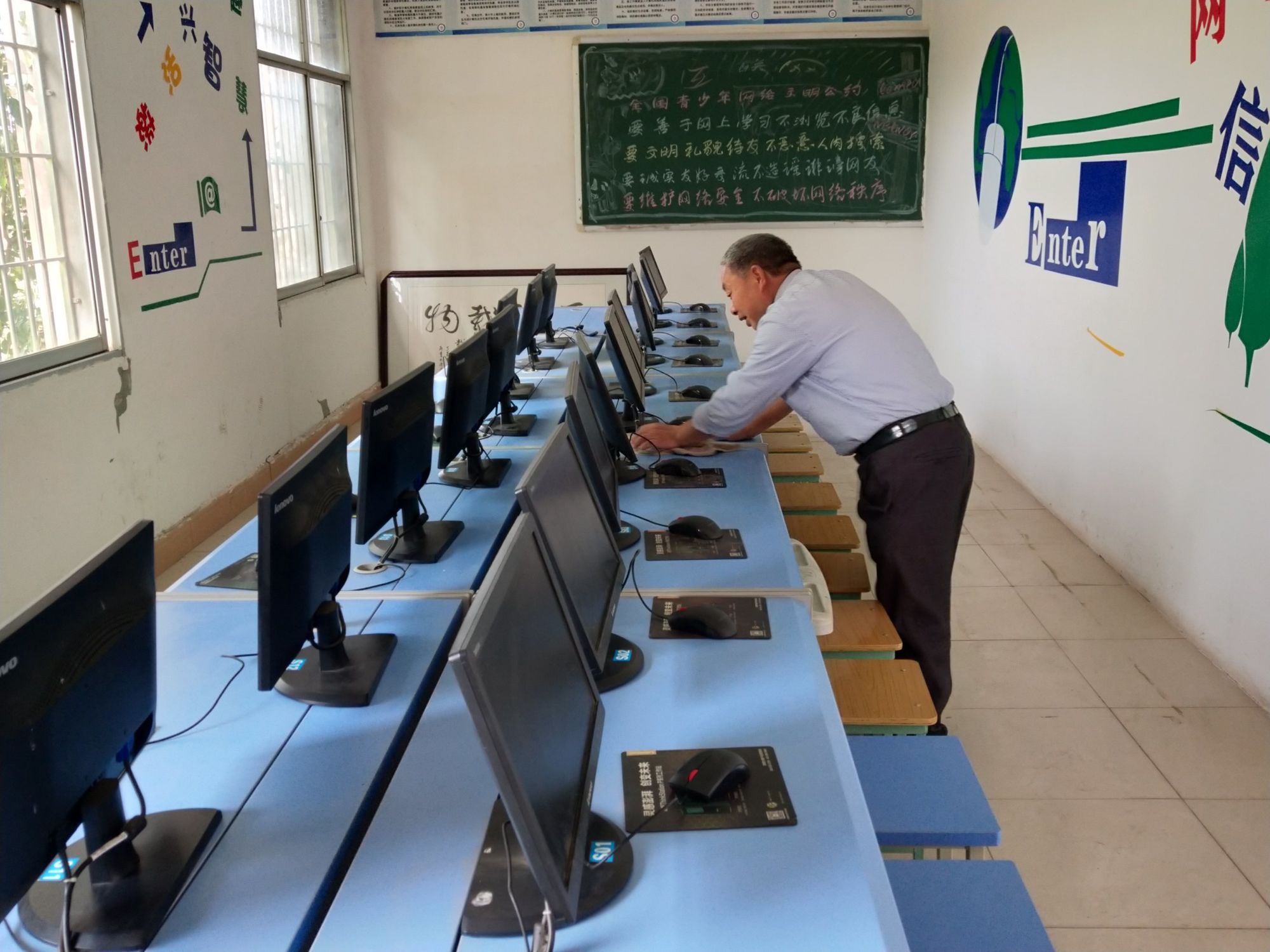 麒麟小学教职工全动员 以匠心扮靓校园，用爱心营造美丽